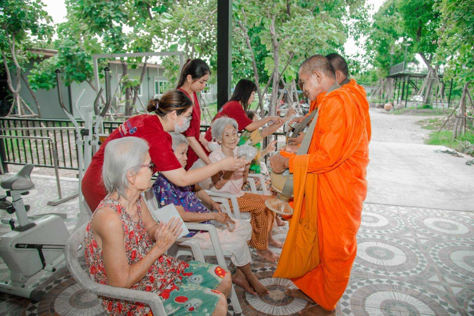 รับดูแลผู้สูงอายุผู้ป่วยบ้านธันยาภัทร์ - ให้เราดูแลคนที่คุณรักเพื่อตอบแทนบุญคุณ ท่านเลือกเราสิครับ บ้านธันยาภัทร์ วีอาร์โฮมแคร์ คุณจะไม่เสียใจเลือกเรา
