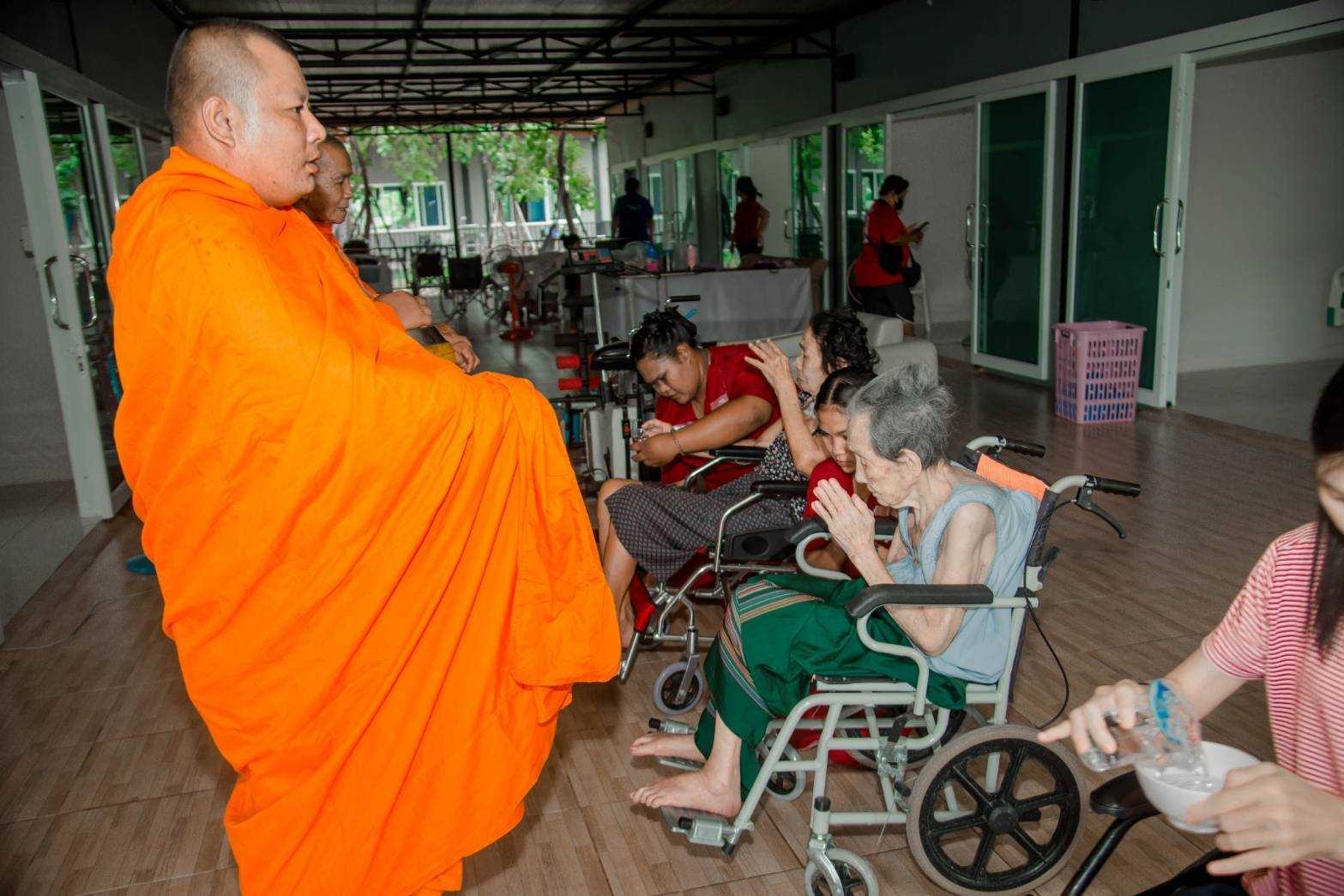 รับดูแลผู้สูงอายุผู้ป่วยบ้านธันยาภัทร์ - ให้เราดูแลคนที่คุณรักเพื่อตอบแทนบุญคุณ ท่านเลือกเราสิครับ บ้านธันยาภัทร์ วีอาร์โฮมแคร์ คุณจะไม่เสียใจเลือกเรา